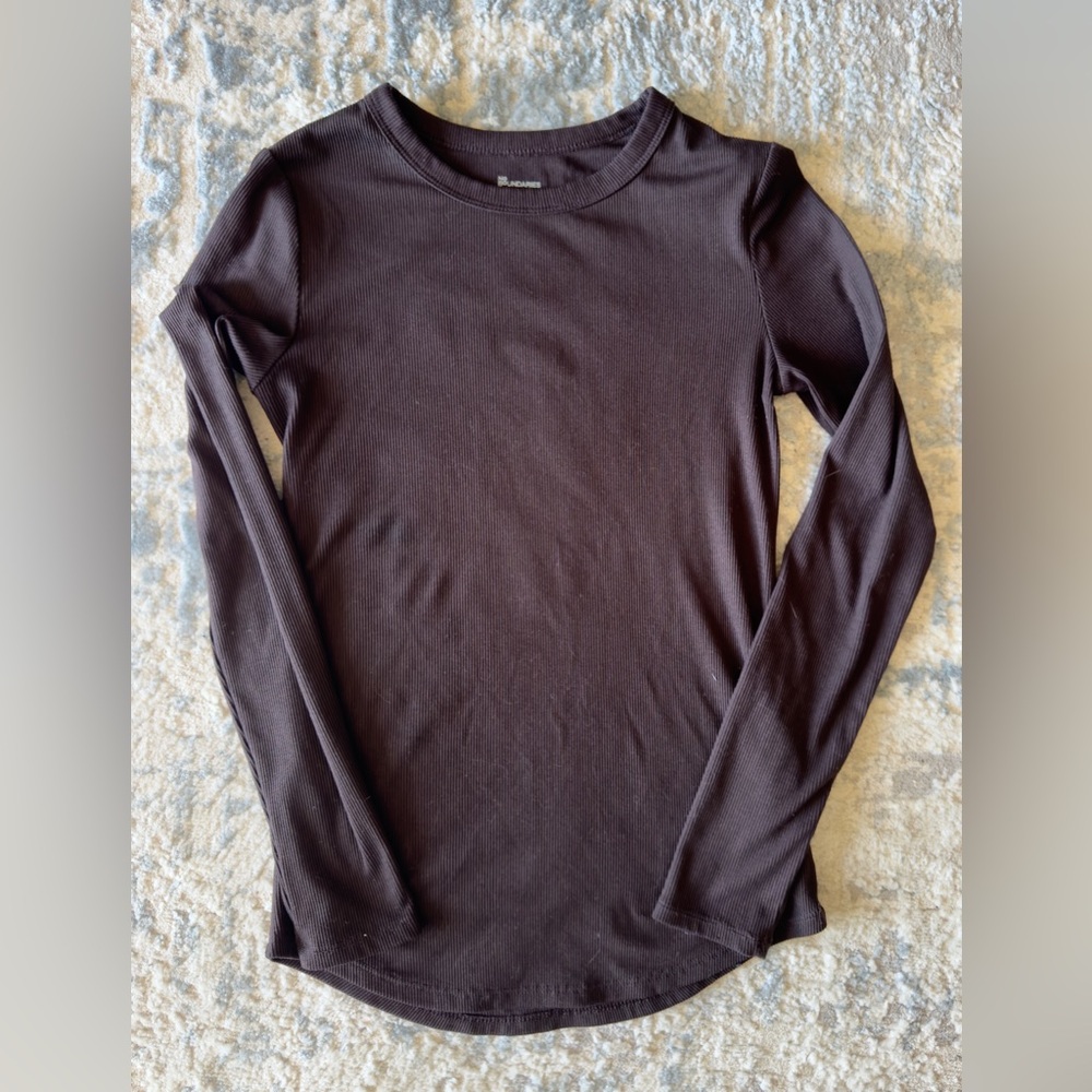 No Boundaries Women's Long Sleeve Crew Neck Tee - Dark Brown